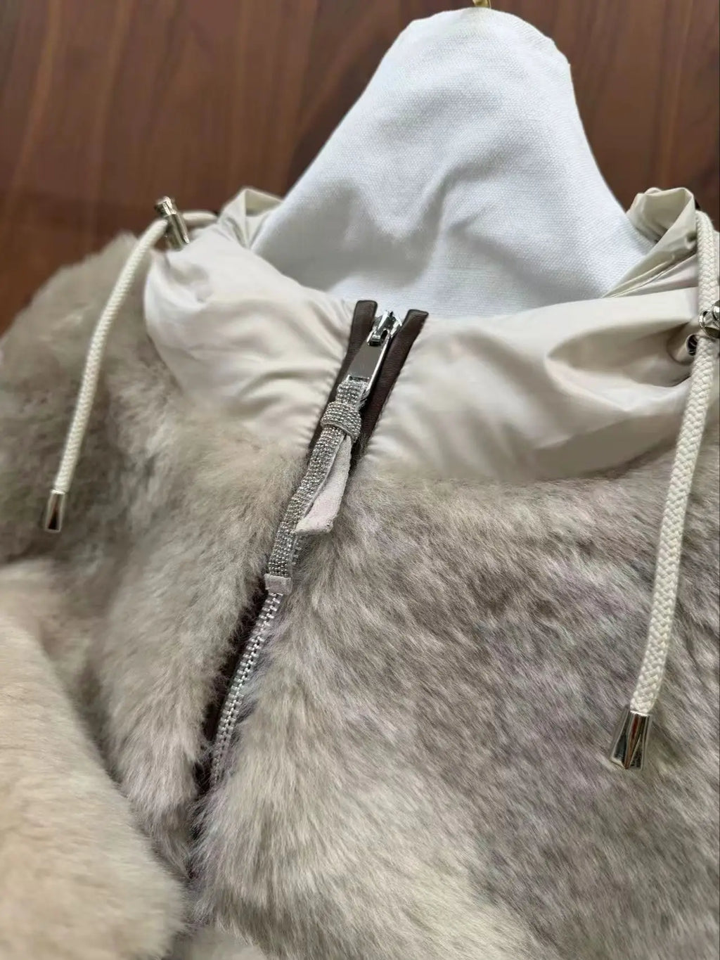 Veste femme à capuche et manches en maille – CLEVI Paris