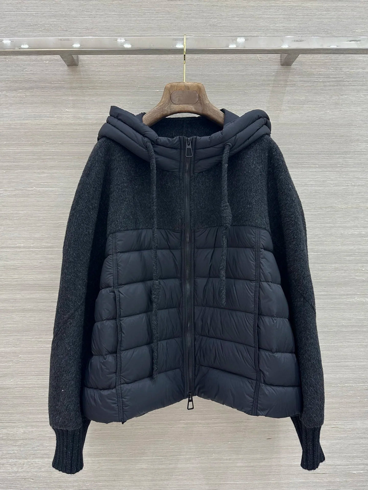 Veste femme à capuche et empiècements matelassés – CLEVI Paris