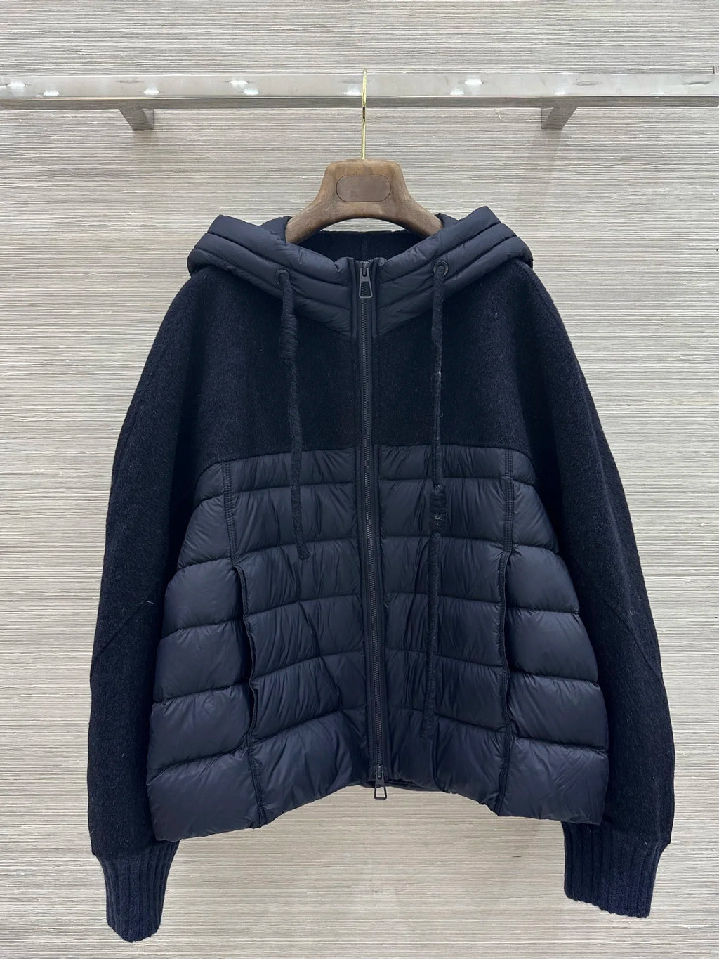 Veste femme à capuche et empiècements matelassés – CLEVI Paris