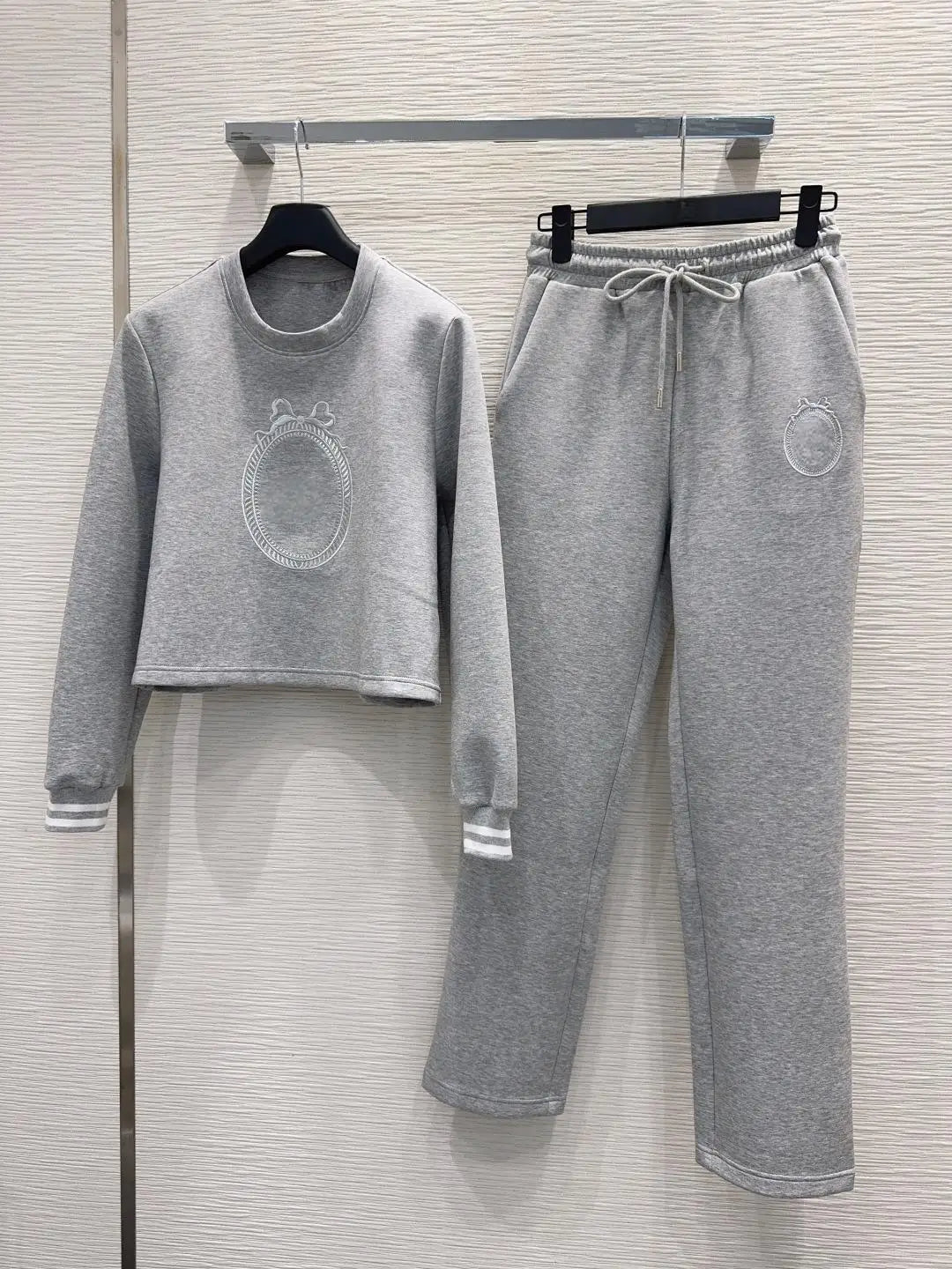 Ensemble femme brodé sweat et pantalon – CLEVI Paris