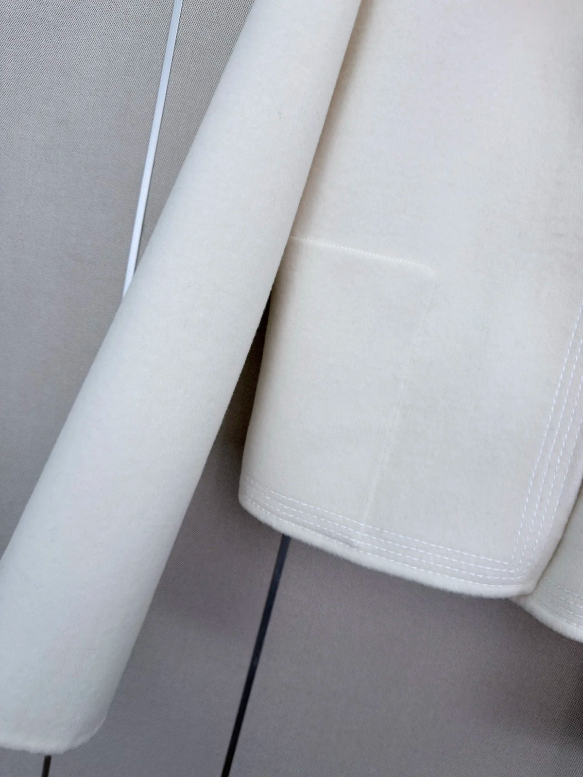 Veste femme en cachemire à capuche et boucle – CLEVI Paris