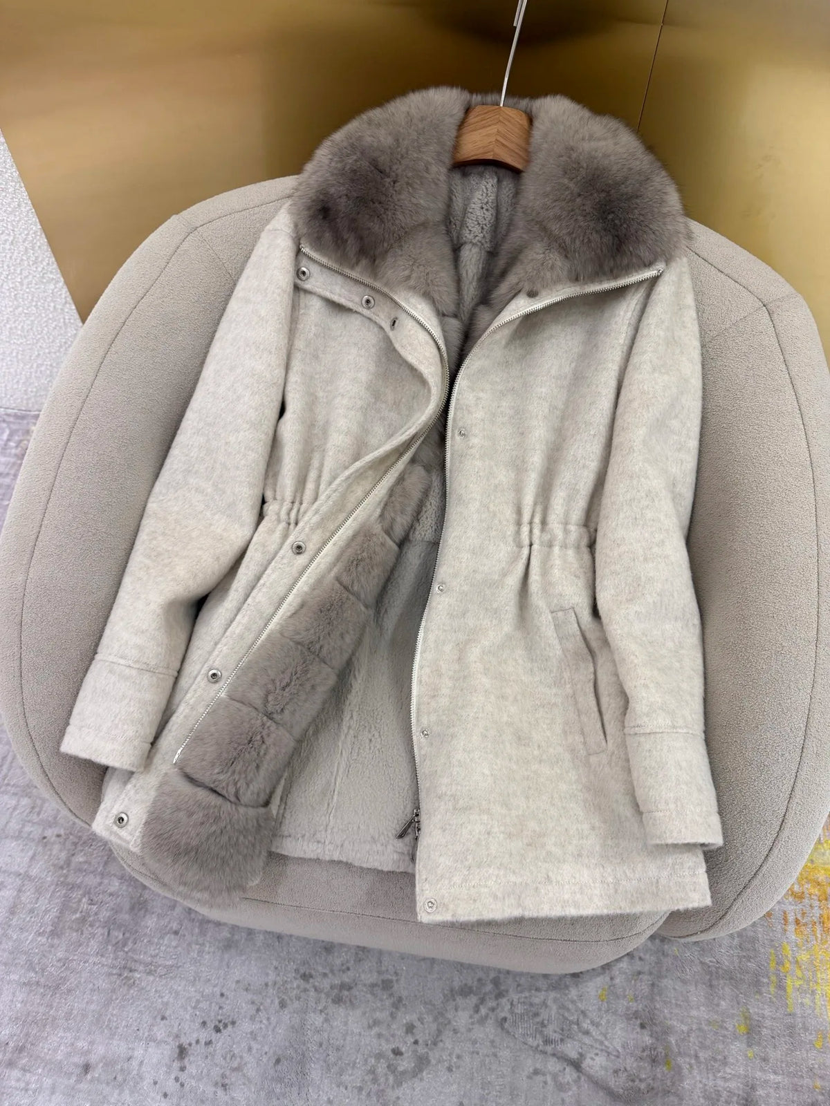 Manteau femme à col duveteux et taille ajustable – CLEVI Paris