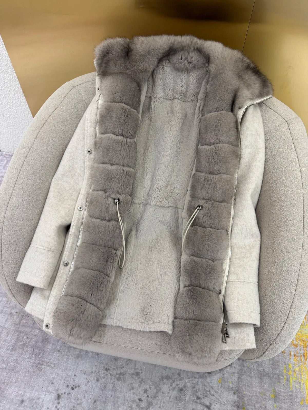 Manteau femme à col duveteux et taille ajustable – CLEVI Paris