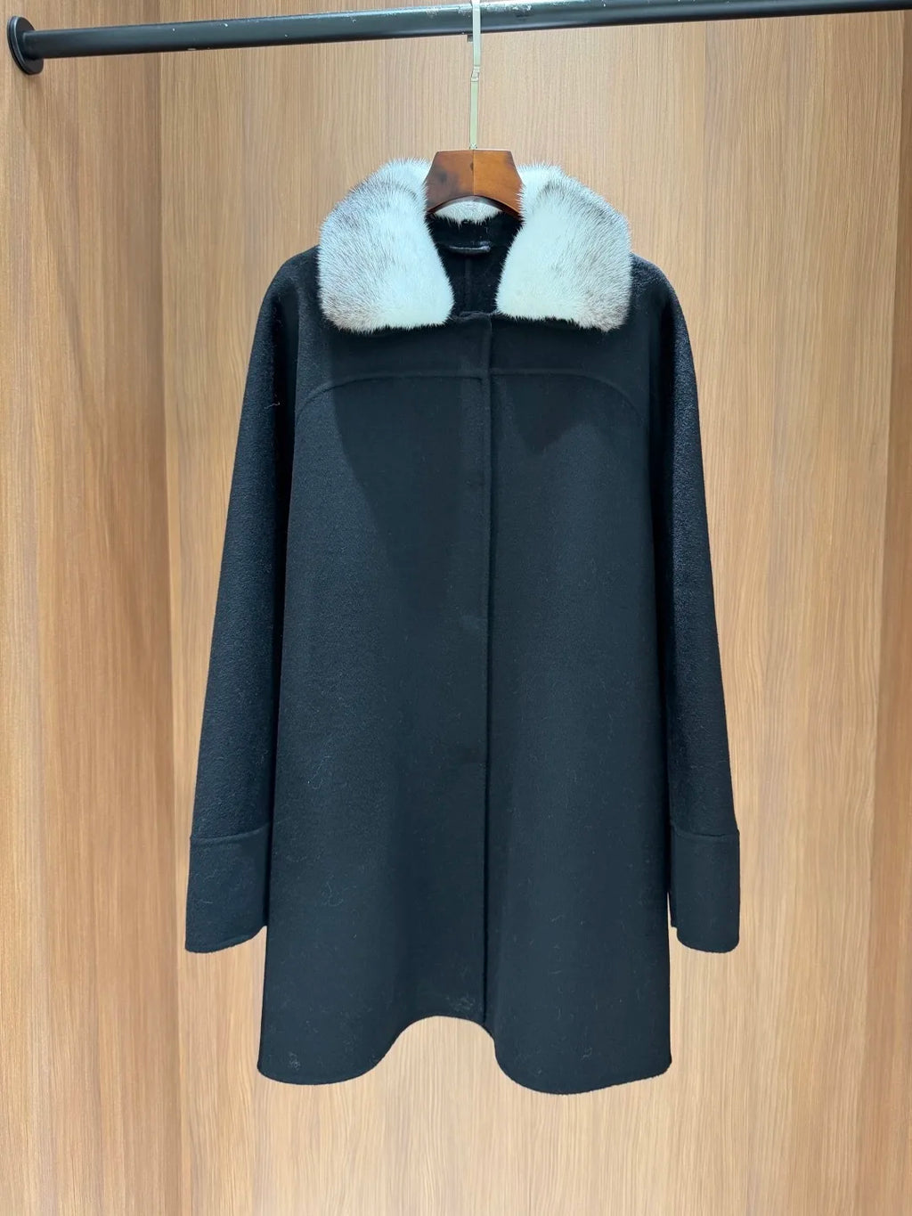 Manteau femme mi-long à col contrastant – CLEVI Paris