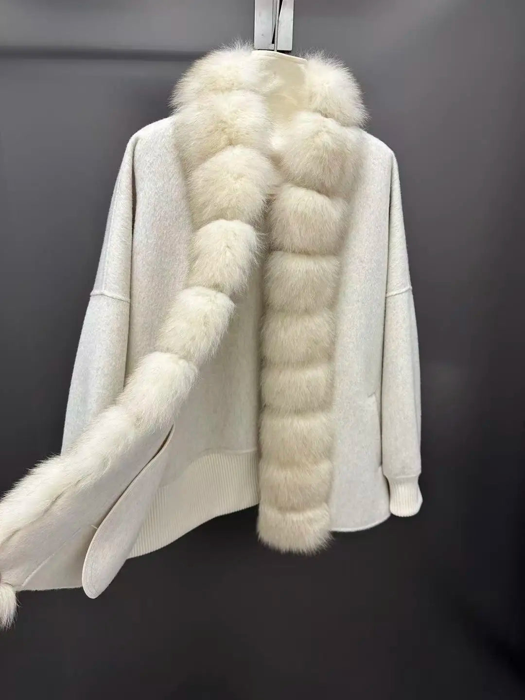 Veste femme en laine à bordure fourrure – CLEVI Paris