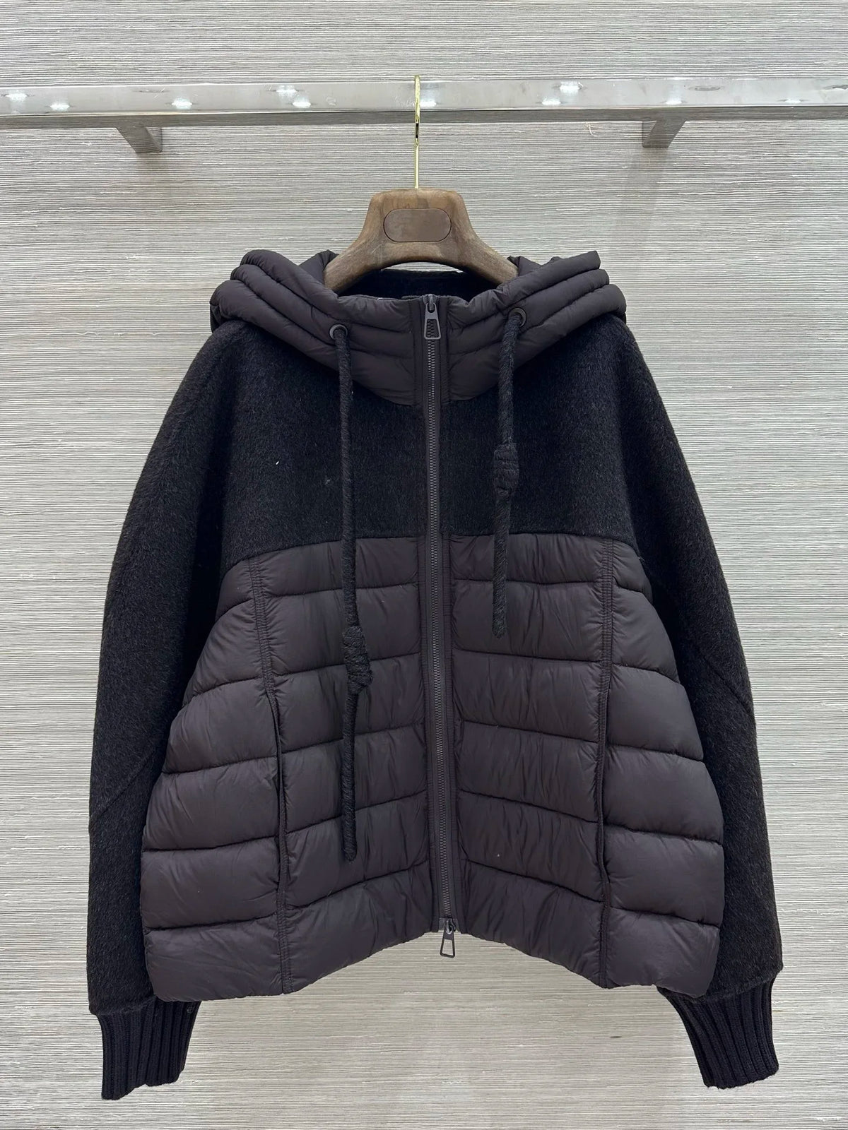 Veste femme à capuche et empiècements matelassés – CLEVI Paris
