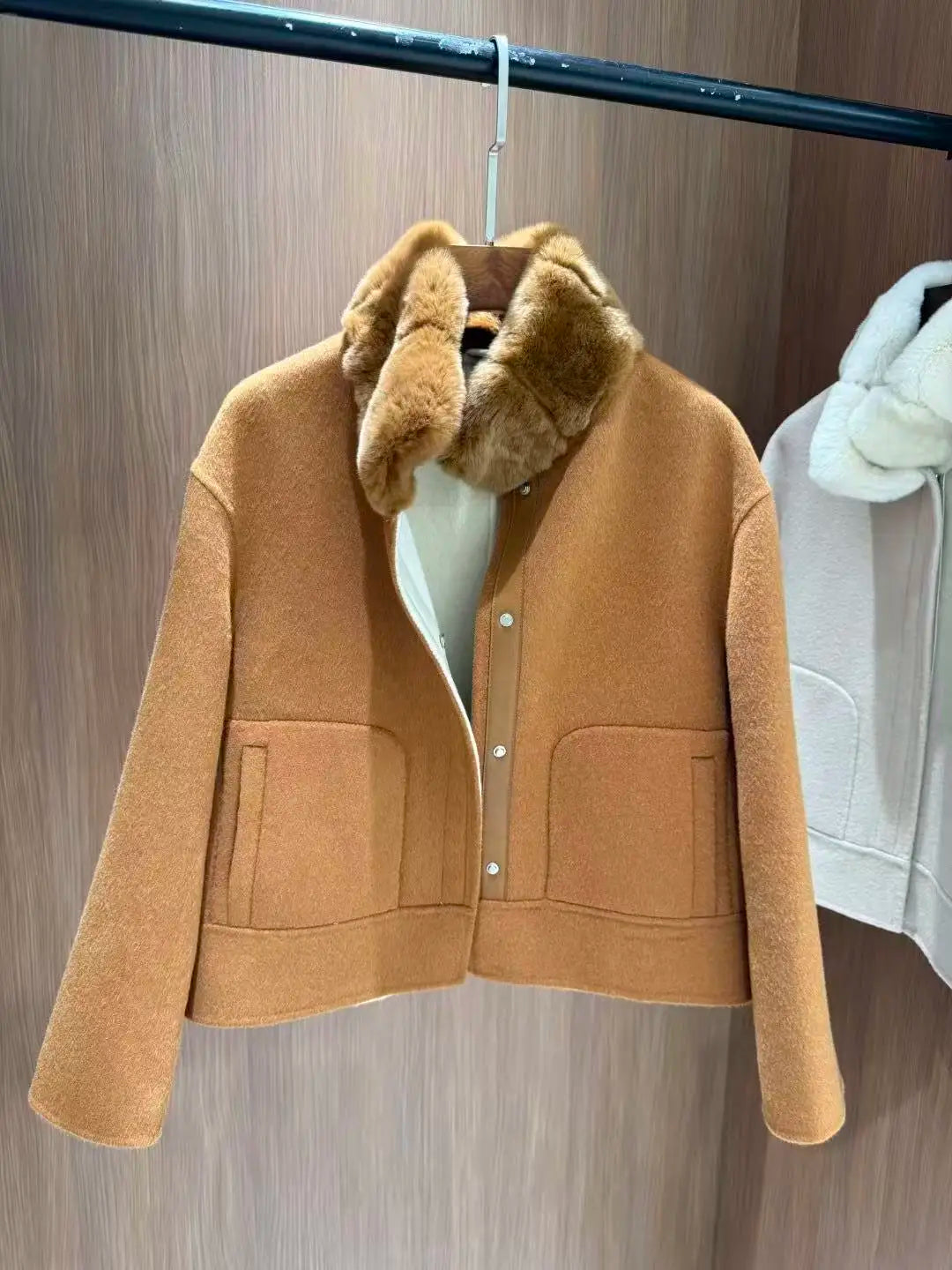 Veste courte femme à col effet fourrure – CLEVI Paris