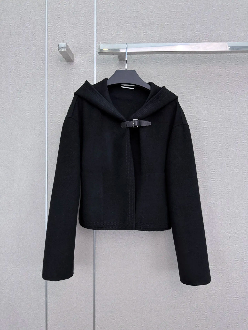 Veste femme en cachemire à capuche et boucle – CLEVI Paris