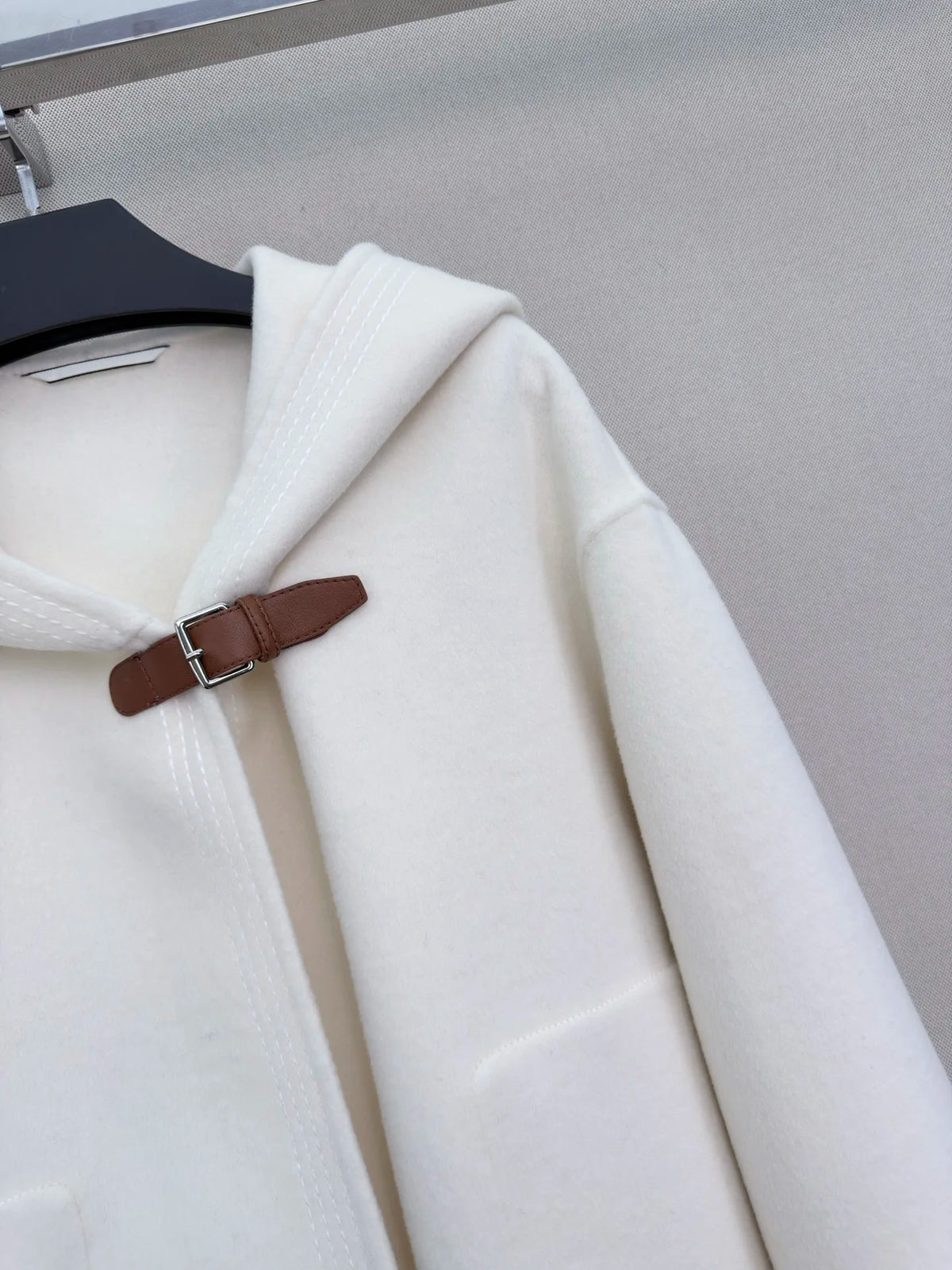 Veste femme en cachemire à capuche et boucle – CLEVI Paris