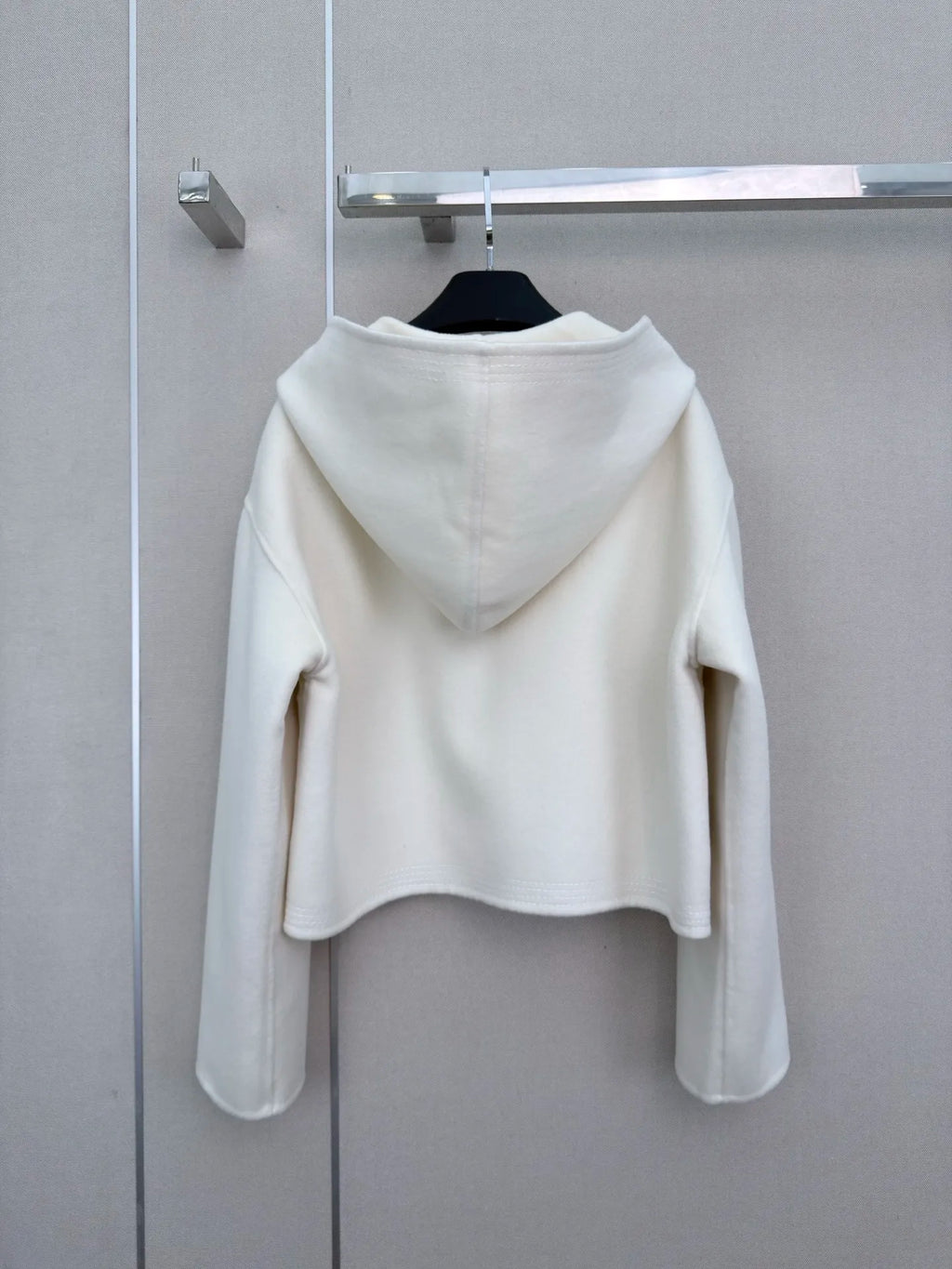 Veste femme en cachemire à capuche et boucle – CLEVI Paris
