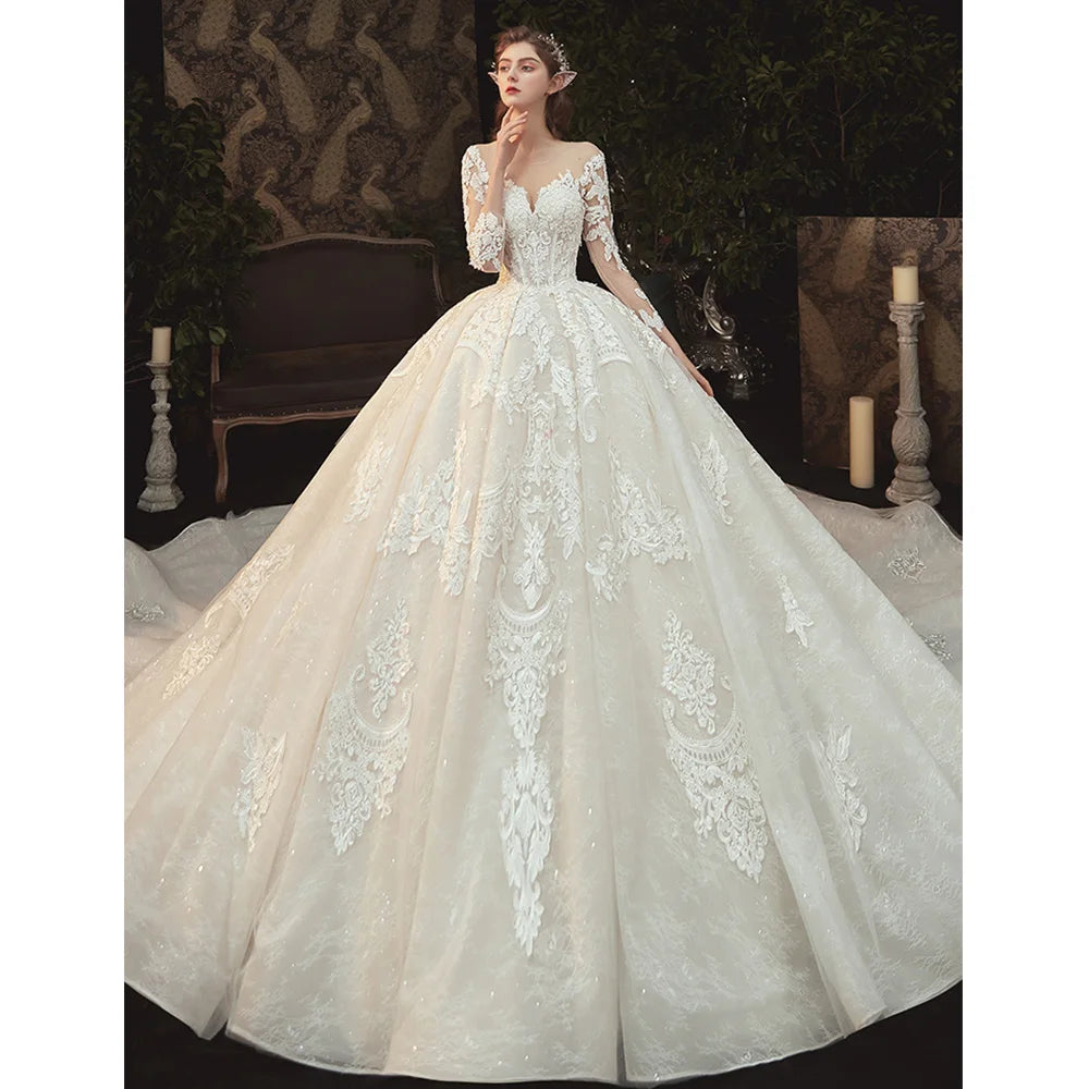 Robe de mariée à manches longues en dentelle – CLEVI Paris