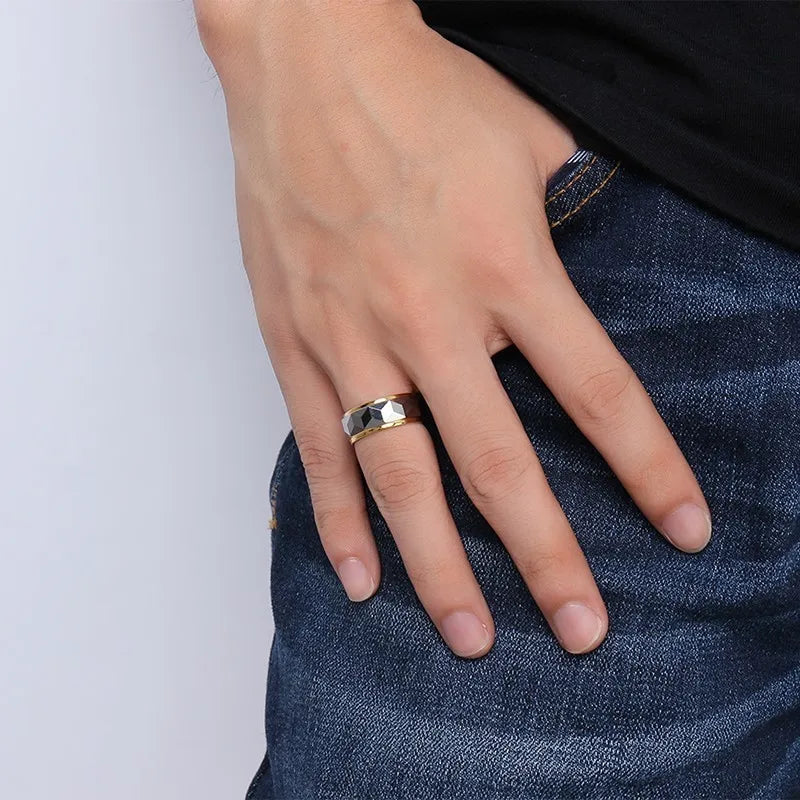 Bague Unisexe en Tungstène Doré Facetté 8 mm – CLEVI Paris