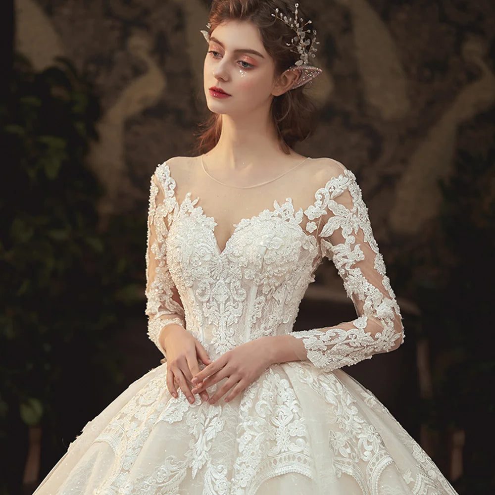 Robe de mariée à manches longues en dentelle – CLEVI Paris