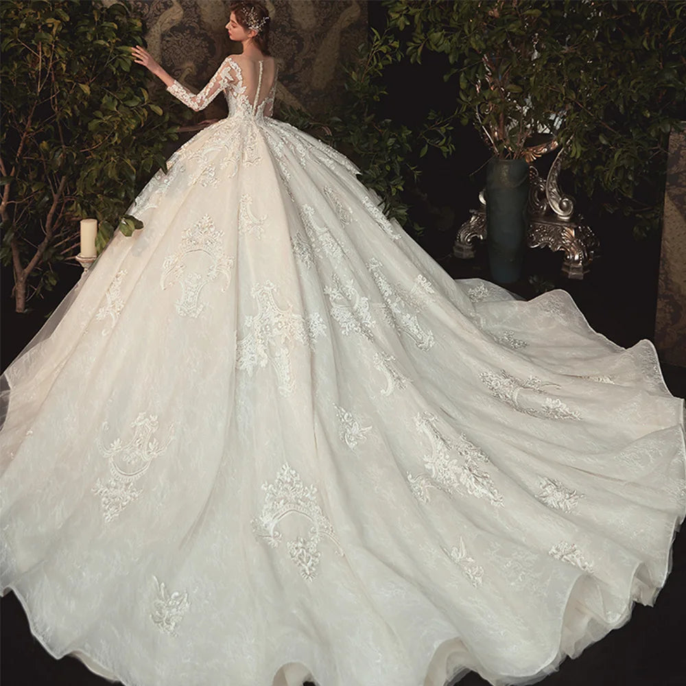 Robe de mariée à manches longues en dentelle – CLEVI Paris