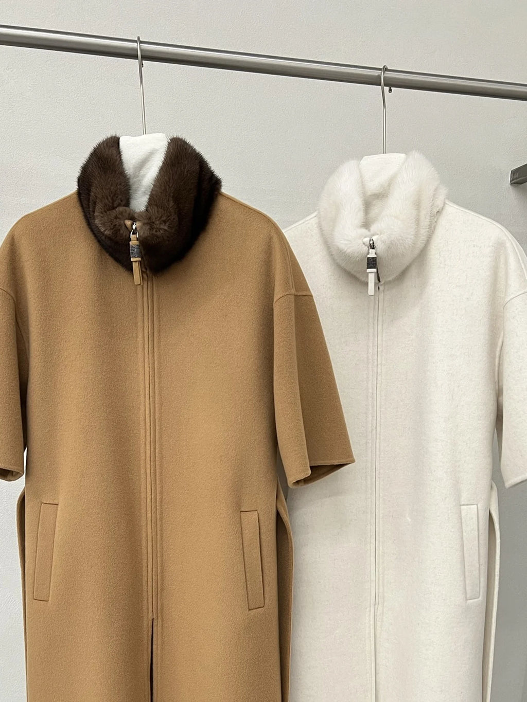 Manteau long femme zippé à manches courtes – CLEVI Paris