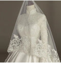 Robe de mariée satinée en dentelle brodée - CLEVI Paris