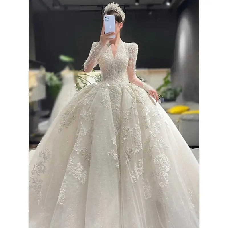 Robe de mariée satinée à manches longues – CLEVI Paris