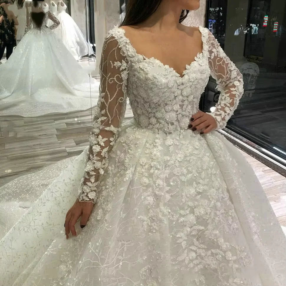 Robe de mariée princesse en dentelle à col cœur – CLEVI Paris