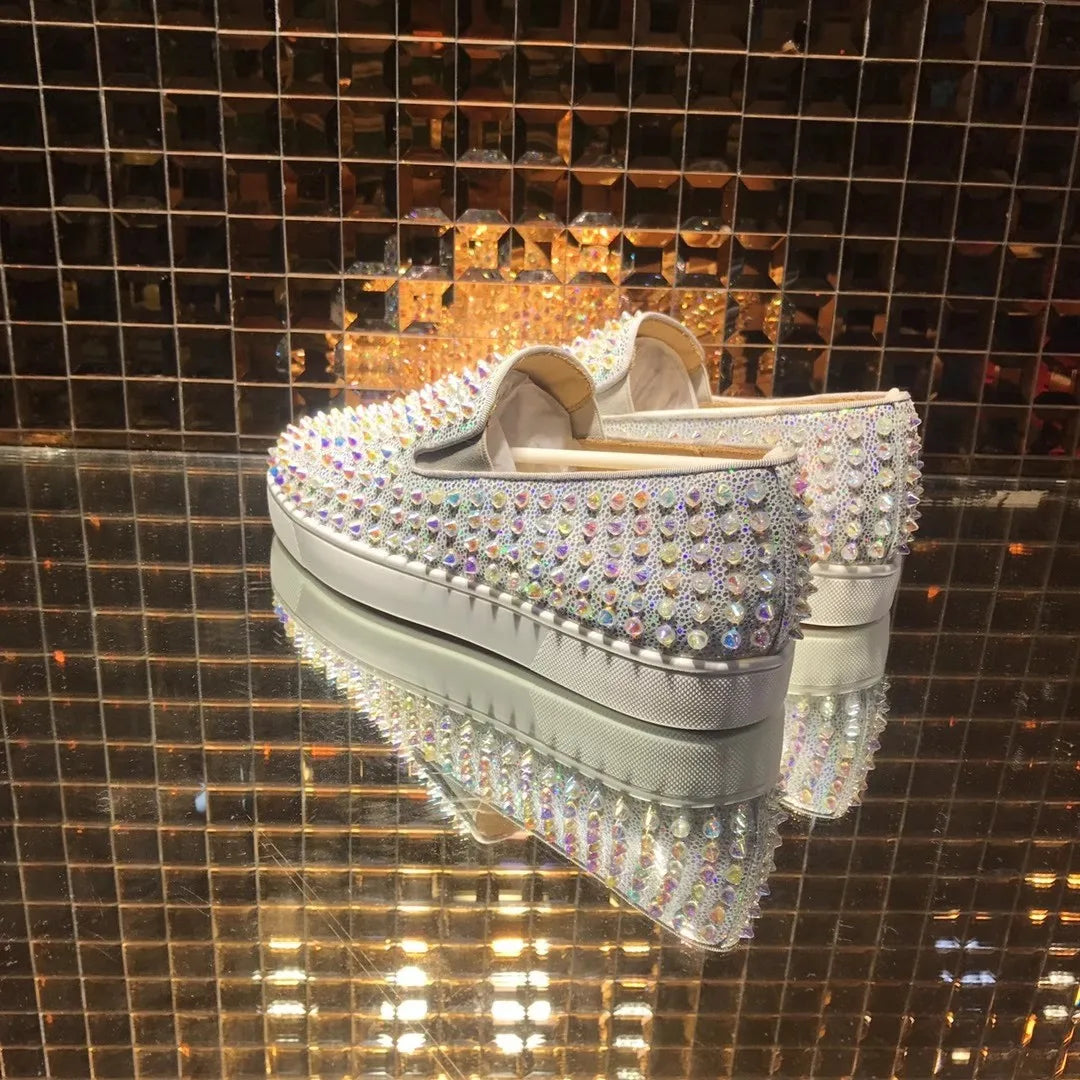 Mocassins Luxe Cuir Blanc Rivets Cristaux Semelle Rouge Unisexe – CLEVI Paris