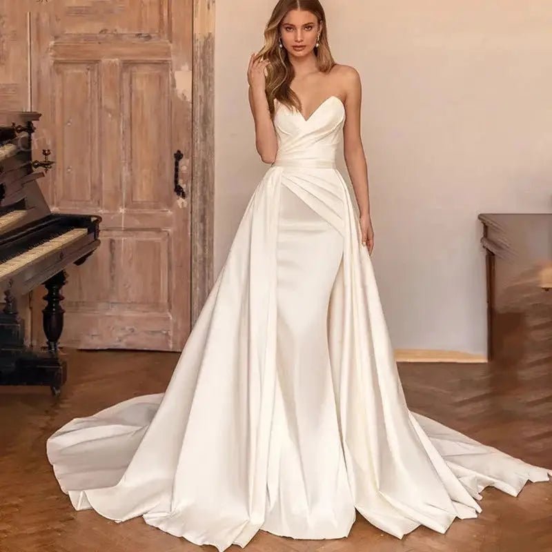 Robe de mariée sirène en satin à volants – CLEVI Paris