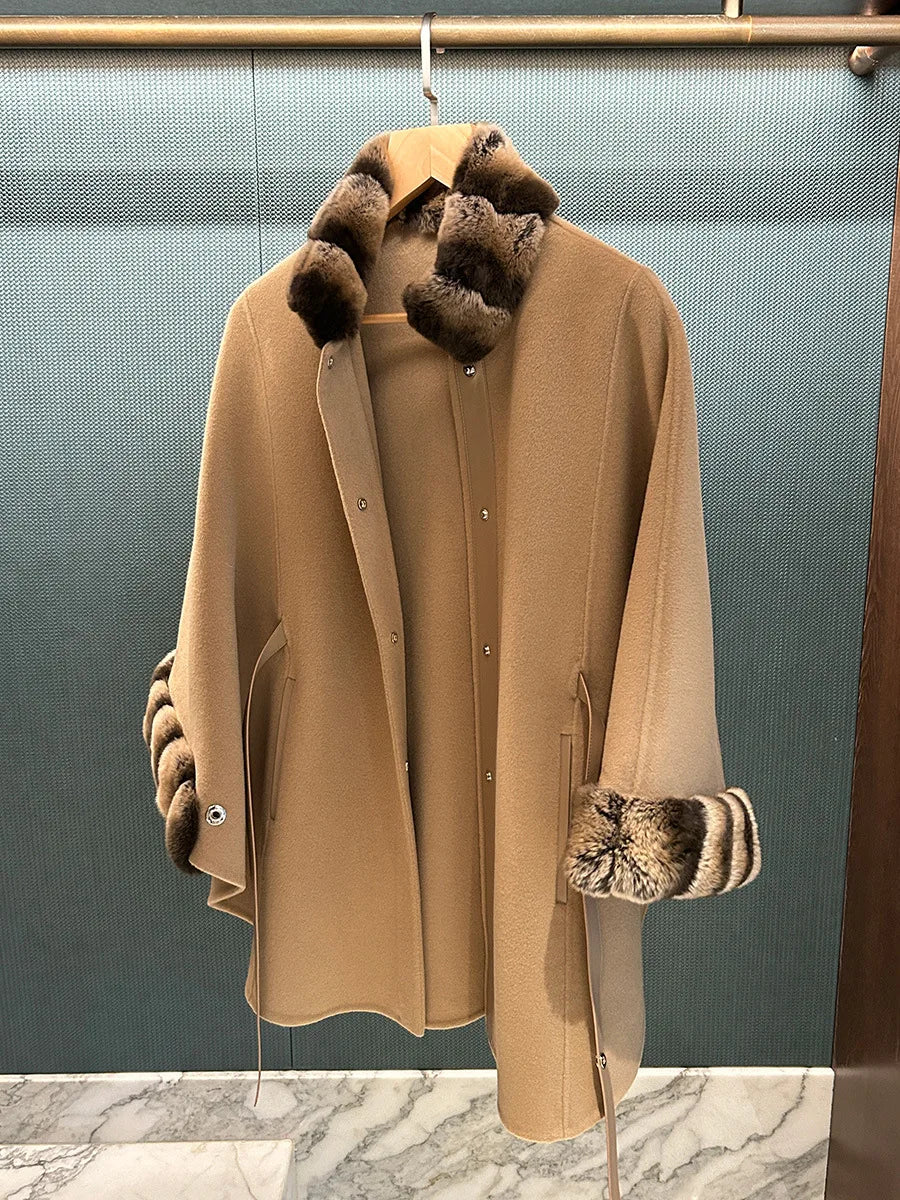 Manteau cape femme ceinturé à col duveteux – CLEVI Paris