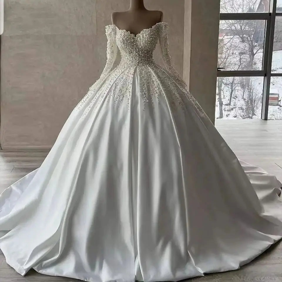 Robe de bal satinée à épaules dénudées – CLEVI Paris