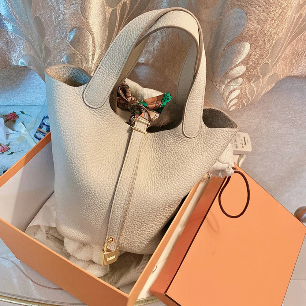 Sac Seau PU Grain Litchi Femme Fermeture Verrou Foulard Décor Cheval – CLEVI Paris