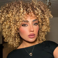 Perruque Synthétique Courte Afro Kinky Curly Avec Frange 180% 6 Teintes 14 Pouces – CLEVI Paris