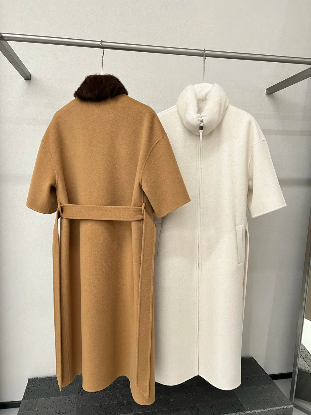 Manteau long femme zippé à manches courtes – CLEVI Paris
