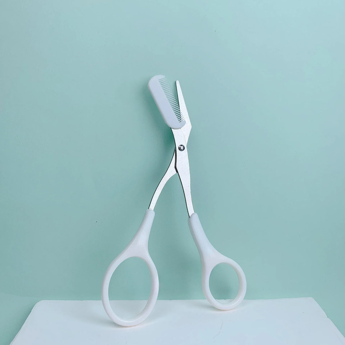 Ciseaux à sourcils avec peigne – CLEVI Paris