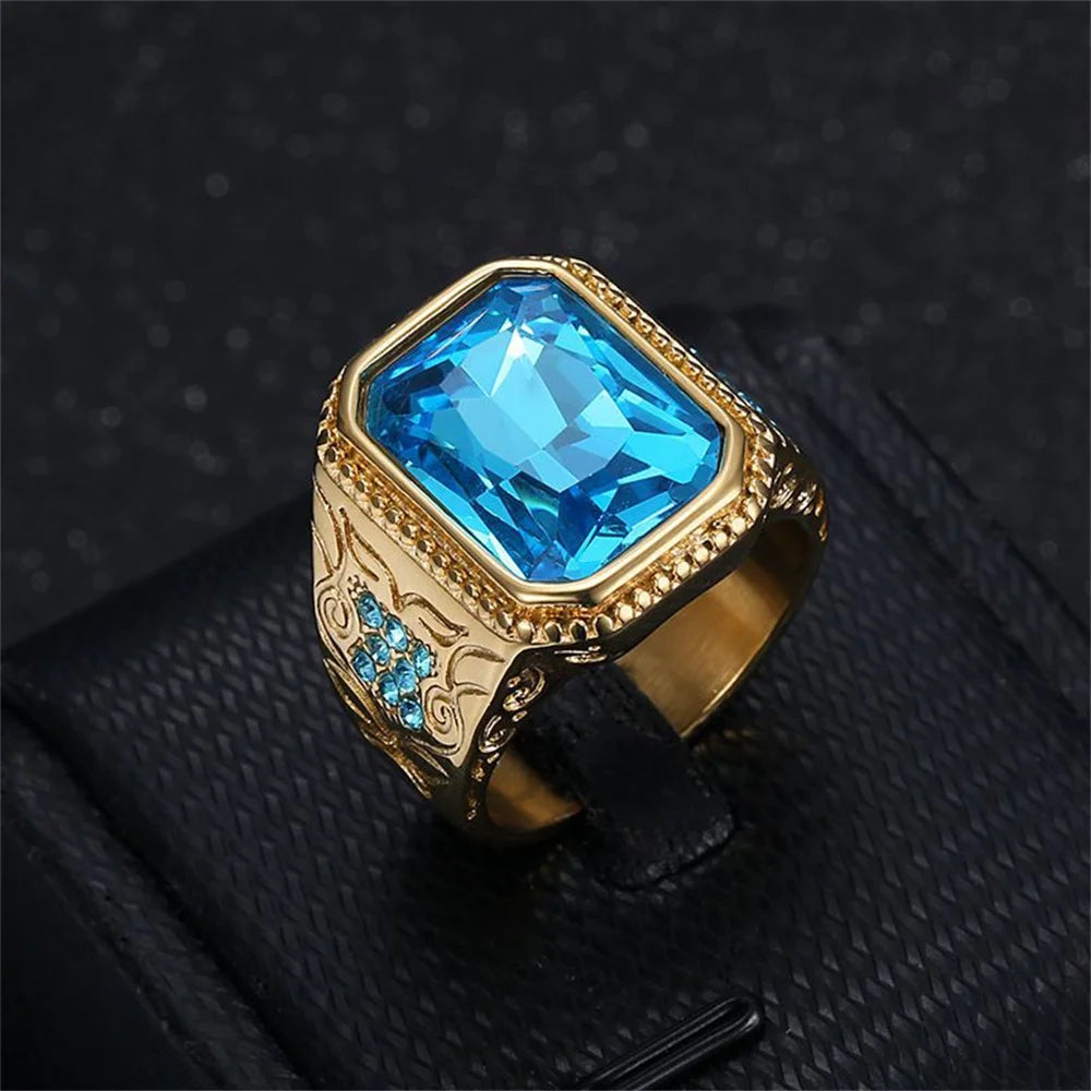 Bague homme carrée dorée en acier et zircon bleu – CLEVI Paris