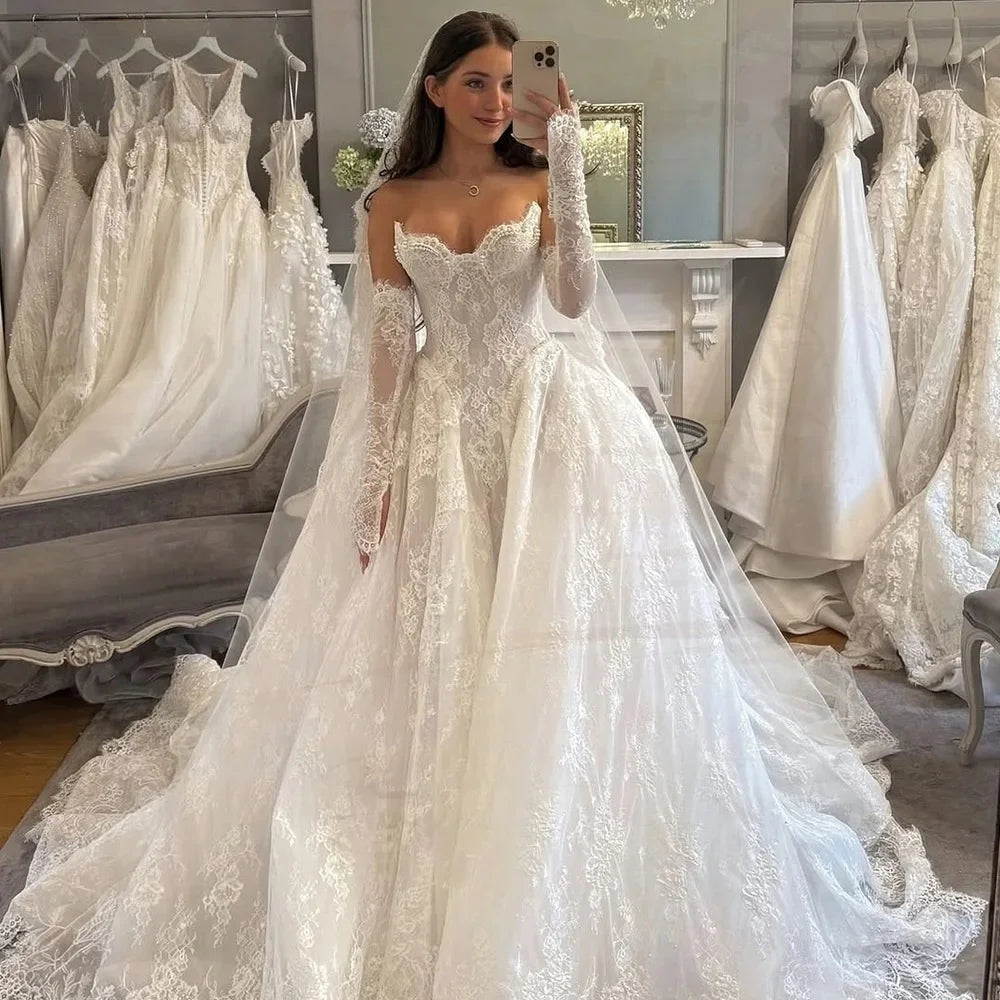 Robe de mariée ligne A en dentelle, perles et traîne – CLEVI Paris