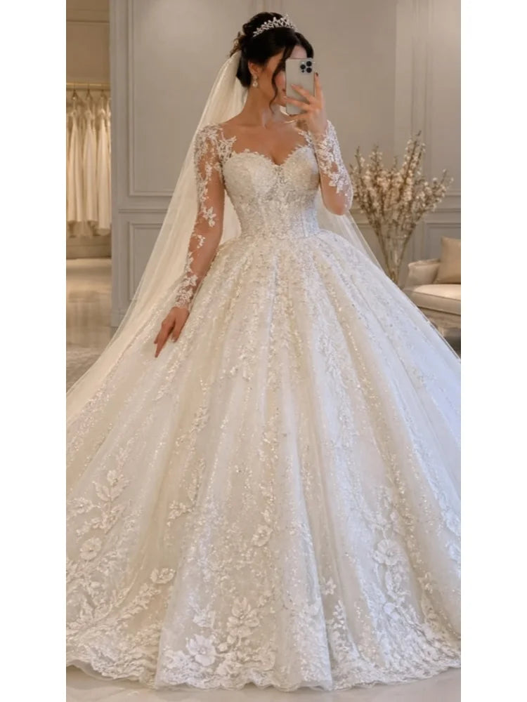 Robe de mariée satinée en dentelle – CLEVI Paris