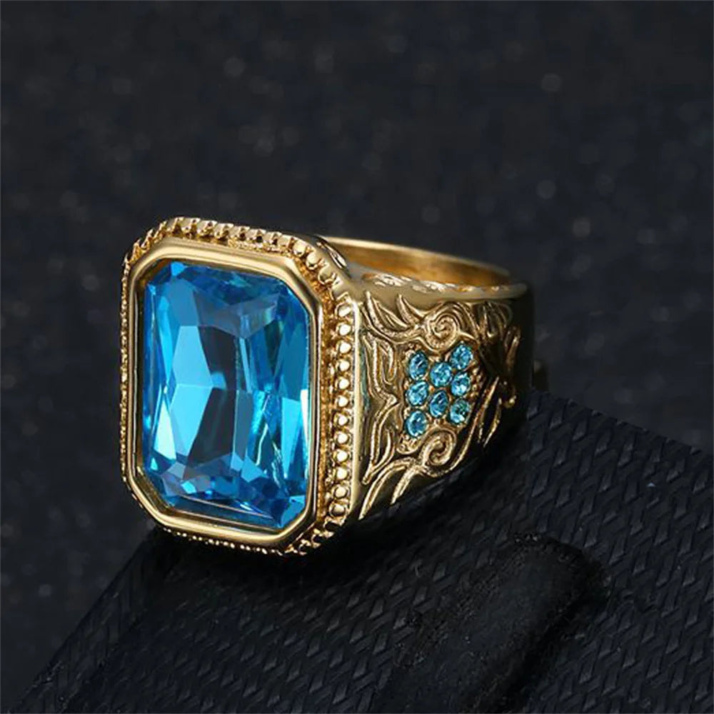 Bague homme carrée dorée en acier et zircon bleu – CLEVI Paris