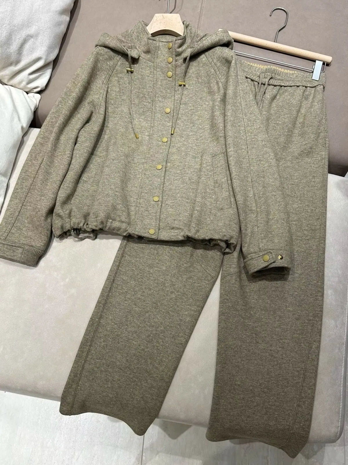 Ensemble femme veste à capuche et pantalon – CLEVI Paris