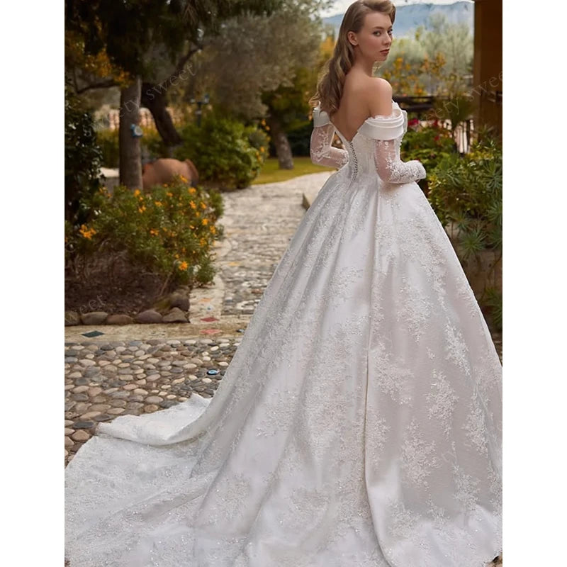 Robe de mariée princesse en satin à dentelle – CLEVI Paris
