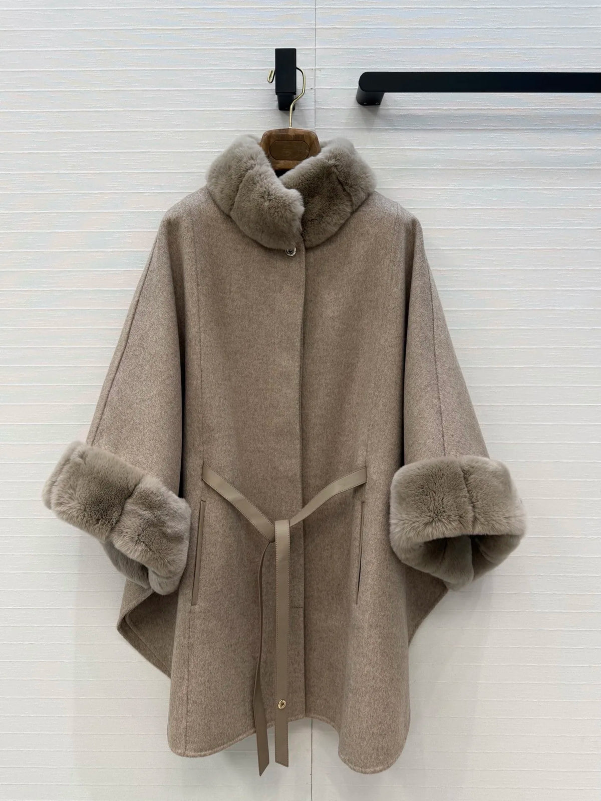Manteau cape femme ceinturé à col fourrure – CLEVI Paris