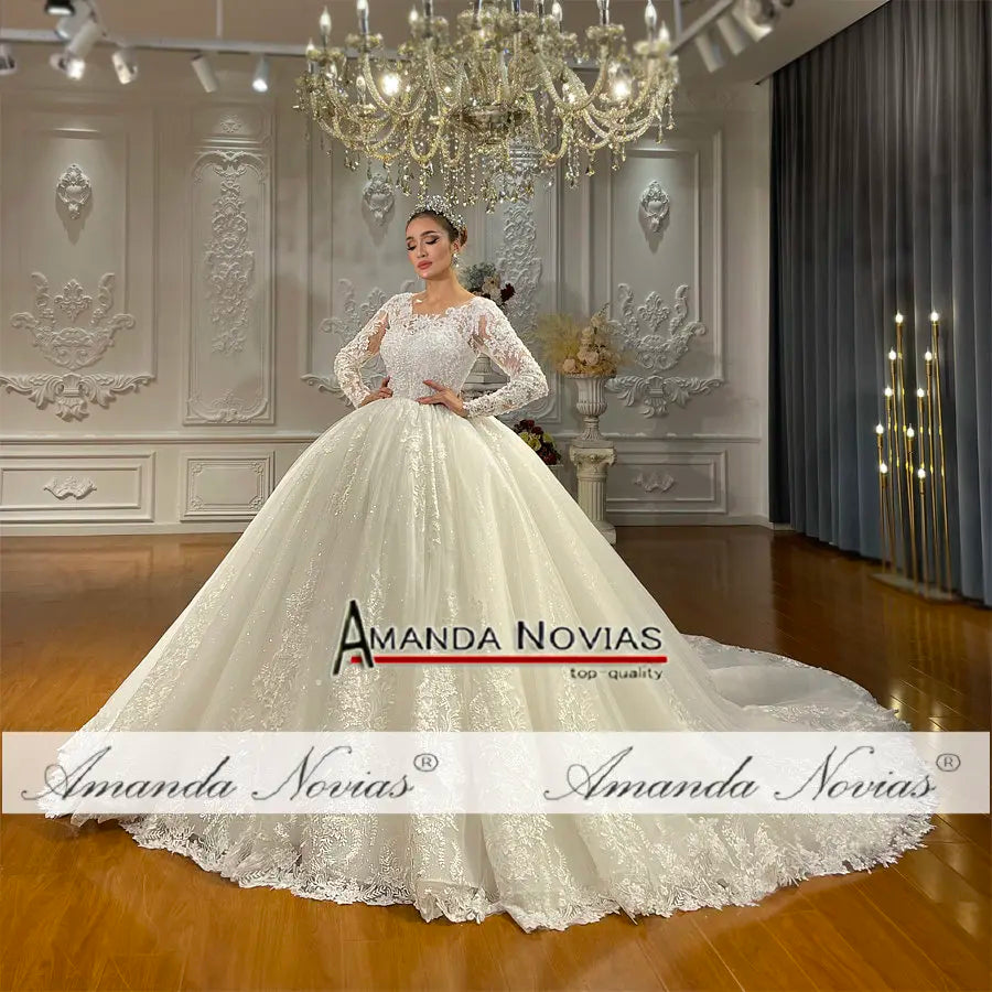 Robe de mariée en dentelle fleurie – CLEVI Paris