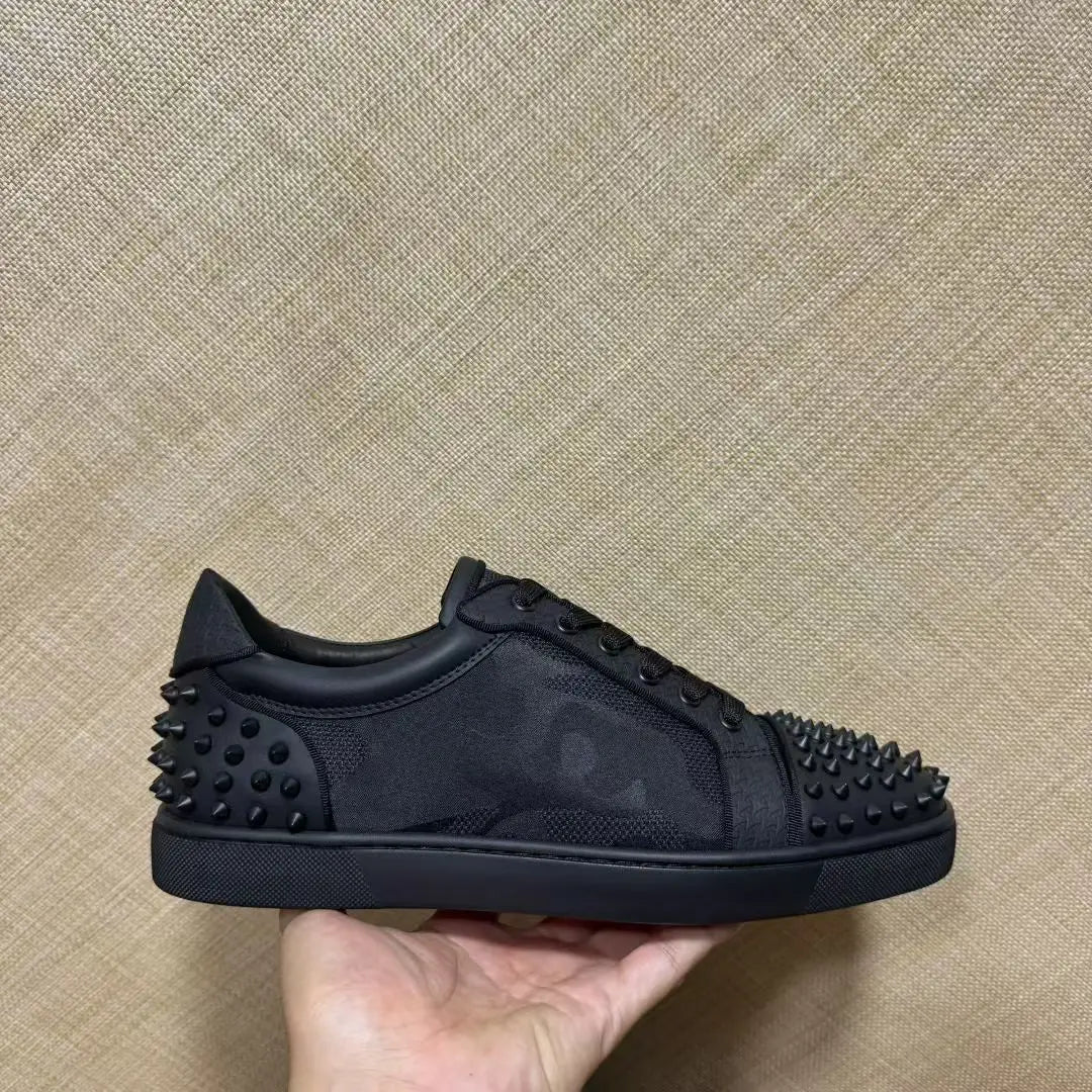 Sneakers Basses Cuir Noir Suède Spikes Semelle Rouge Homme – CLEVI Paris