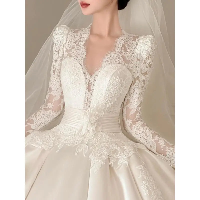 Robe de mariée satinée à col V et manches longues – CLEVI Paris