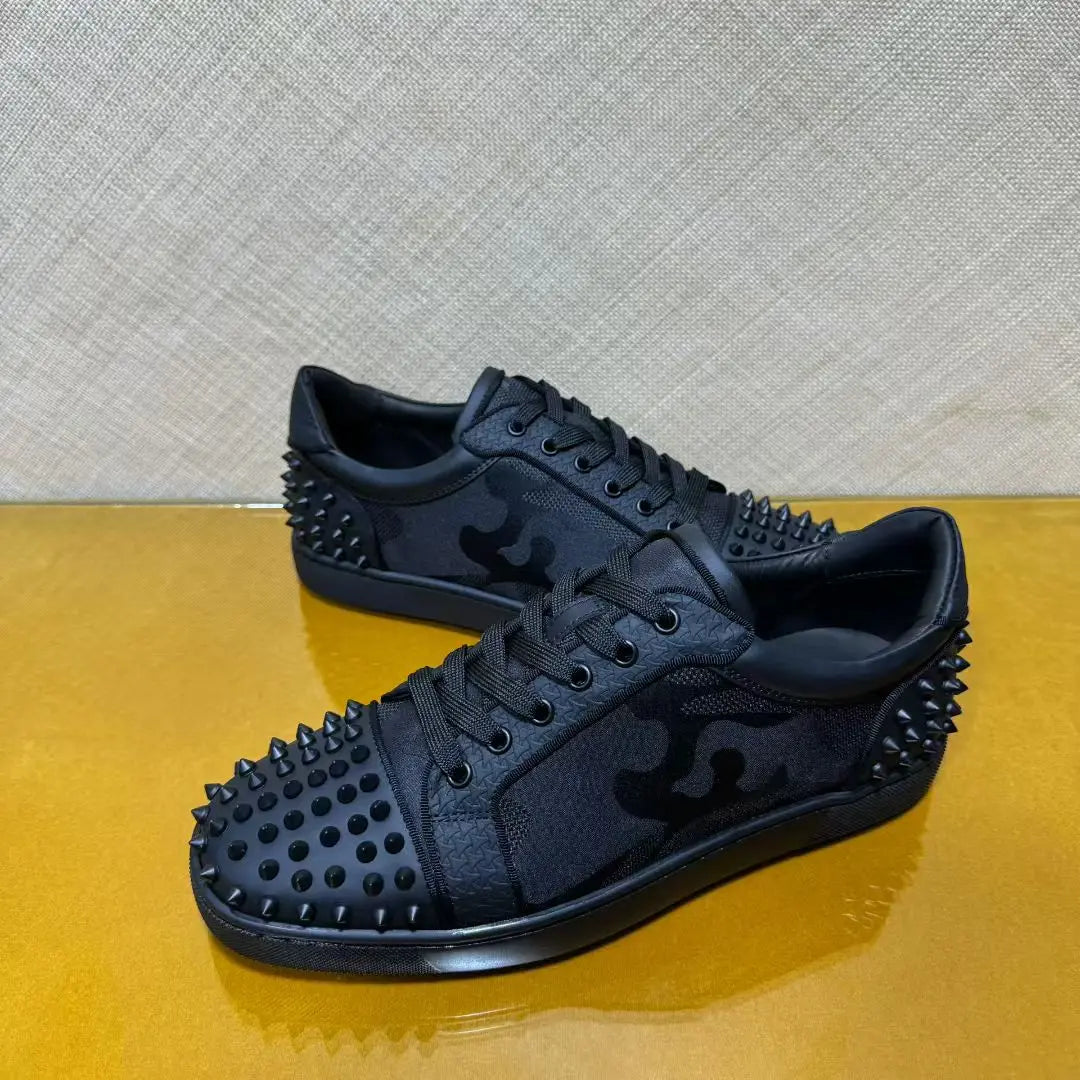 Sneakers Basses Cuir Noir Suède Spikes Semelle Rouge Homme – CLEVI Paris