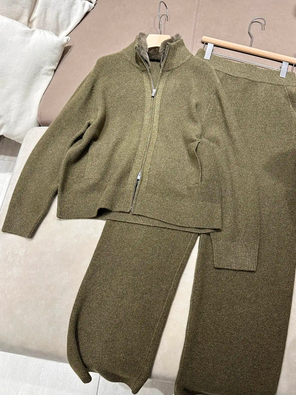 Ensemble femme en maille, gilet zippé et pantalon – CLEVI Paris