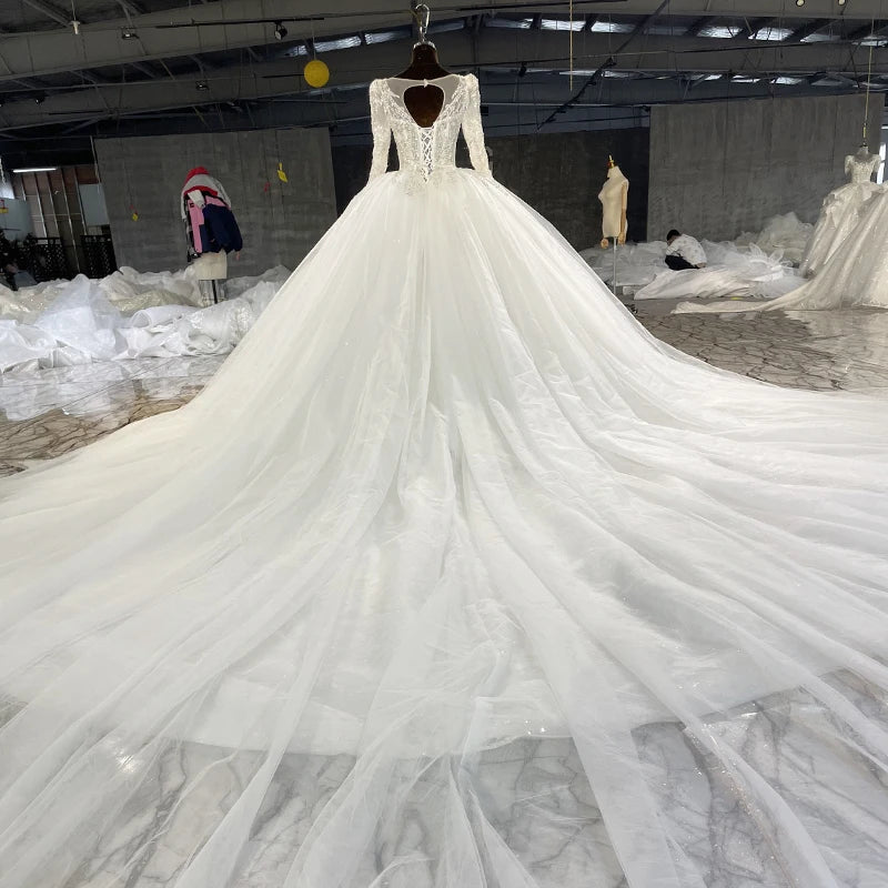 Robe de mariée en organza à col carré – CLEVI Paris