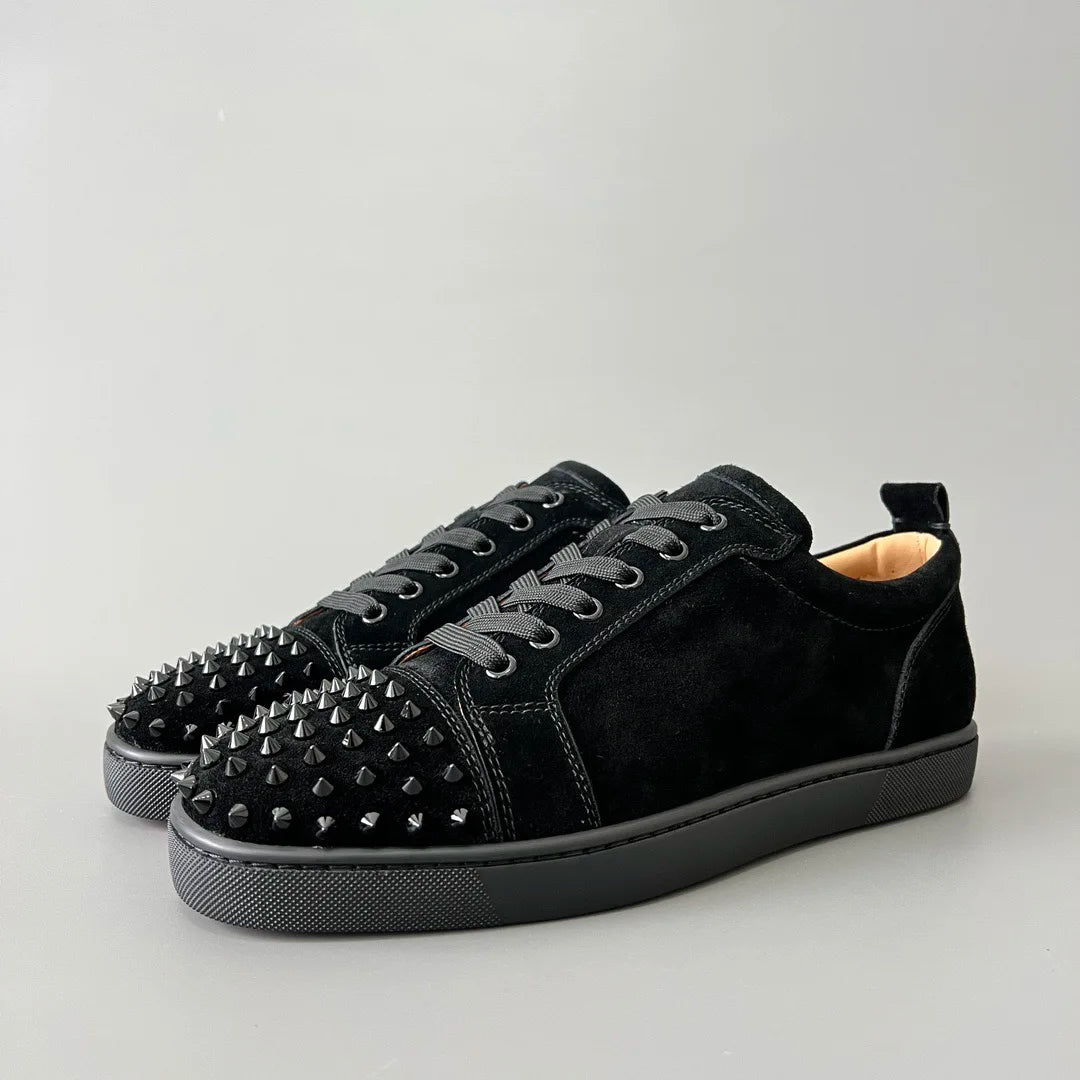 Sneakers Basses Cuir Suède Noir Rivets Semelle Rouge Homme – CLEVI Paris