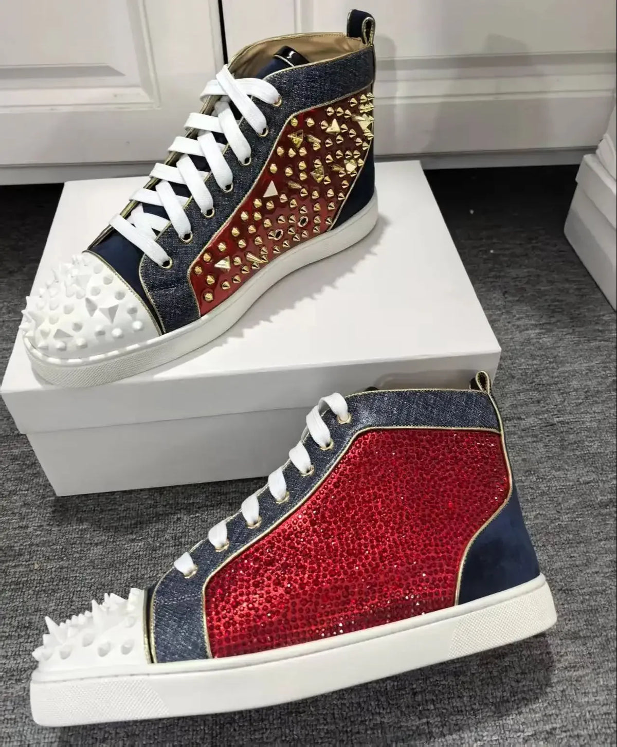 Sneakers Montantes Cuir Rivets Dorés & Strass Rouge Homme – CLEVI Paris