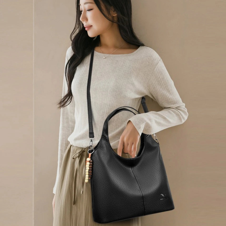 Sac seau femme souple à pompon – CLEVI Paris