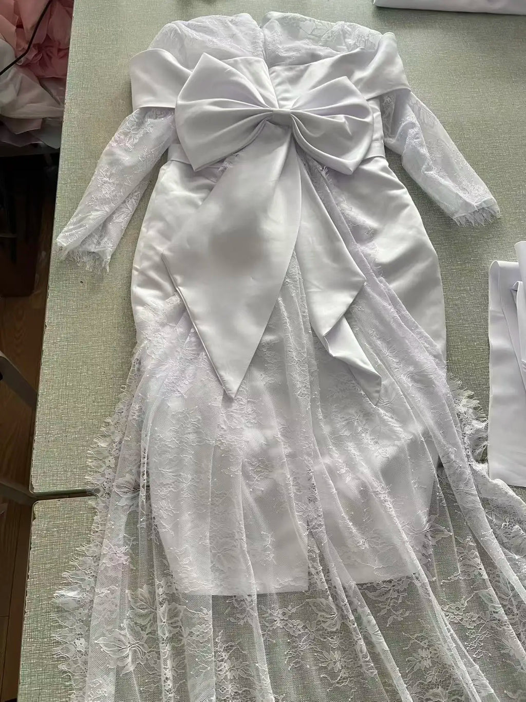Robe de mariée en dentelle longueur thé – CLEVI Paris