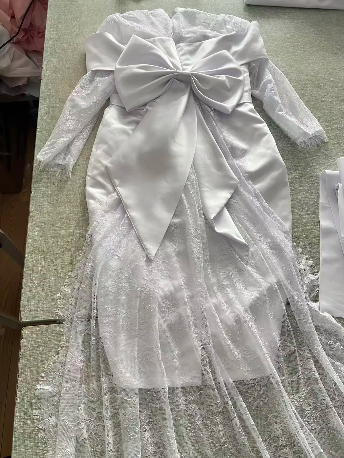 Robe de mariée en dentelle longueur thé – CLEVI Paris