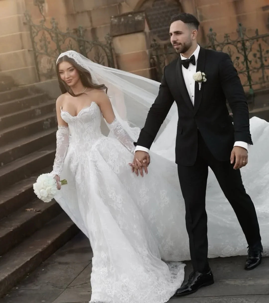 Robe de mariée ligne A en dentelle, perles et traîne – CLEVI Paris
