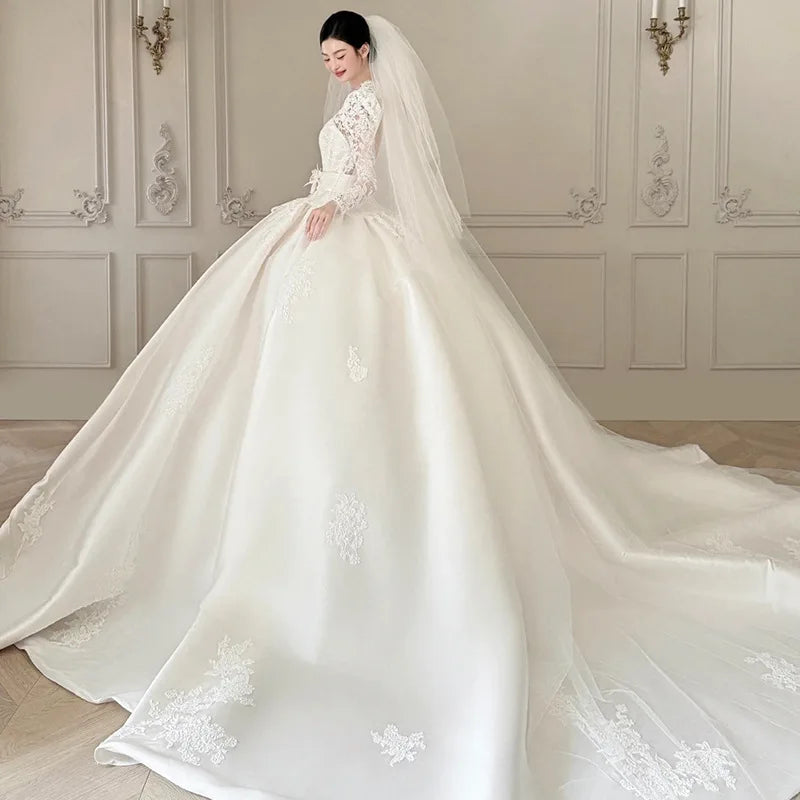 Robe de mariée satinée à col V et manches longues – CLEVI Paris